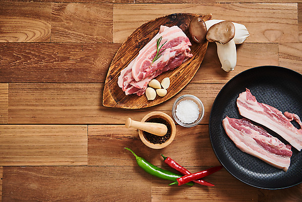 포토 JPG 스튜디오촬영 접시 채소 식재료 재료 고추 실내 마늘 생고기 육류 사람없음 하이앵글 버섯 신선 프라이팬 유기농 삼겹살 소금 로즈메리 통후추 갈색배경 나무배경 국내포토 식기 웰빙 뷰포인트 백그라운드 주방용품 돼지고기 내부 갈색 허브 후추 파일형식