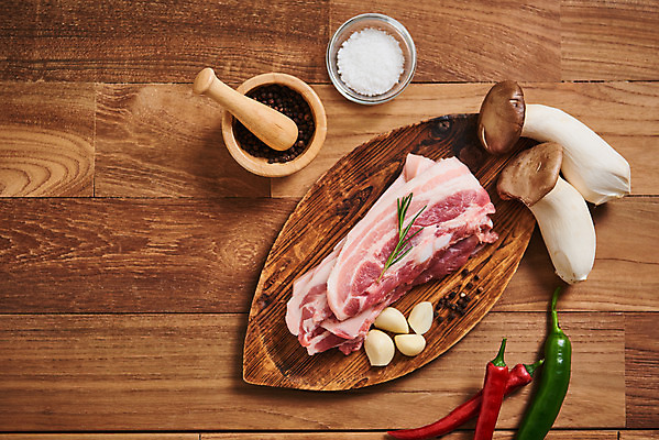 포토 JPG 스튜디오촬영 접시 채소 식재료 재료 고추 실내 마늘 생고기 육류 사람없음 하이앵글 버섯 신선 유기농 삼겹살 소금 로즈메리 통후추 갈색배경 나무배경 국내포토 식기 웰빙 뷰포인트 백그라운드 돼지고기 내부 갈색 허브 후추 파일형식