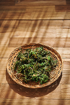 포토 JPG 스튜디오촬영 채소 식재료 재료 실내 사람없음 바구니 신선 유기농 냉이 봄나물 제철 갈색배경 제철음식 나무배경 국내포토 웰빙 음식 백그라운드 내부 갈색 나물 파일형식