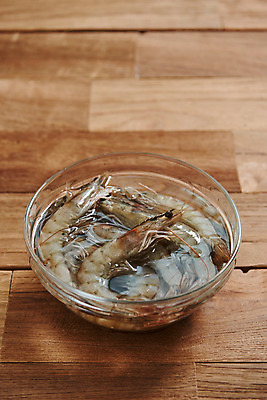 포토 JPG 스튜디오촬영 접시 채소 식재료 재료 새우 실내 사람없음 신선 유기농 갈색배경 나무배경 생새우 국내포토 식기 웰빙 백그라운드 어패류 갑각류 내부 갈색 파일형식