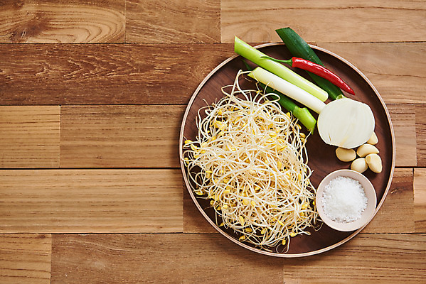 포토 JPG 스튜디오촬영 채소 식재료 재료 고추 양파 실내 마늘 사람없음 하이앵글 신선 유기농 소금 콩나물 대파 갈색배경 나무배경 국내포토 웰빙 뷰포인트 백그라운드 내부 갈색 나물 파 파일형식