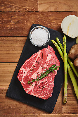 포토 JPG 스튜디오촬영 채소 식재료 재료 양파 실내 생고기 육류 스테이크 사람없음 하이앵글 버섯 소고기 신선 유기농 아스파라거스 소금 갈색배경 나무배경 국내포토 웰빙 뷰포인트 백그라운드 서양음식 내부 갈색 파일형식