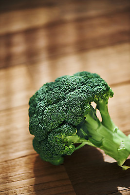 포토 JPG 스튜디오촬영 채소 식재료 재료 실내 근접촬영 사람없음 신선 브로콜리 유기농 갈색배경 나무배경 국내포토 웰빙 뷰포인트 백그라운드 내부 갈색 파일형식