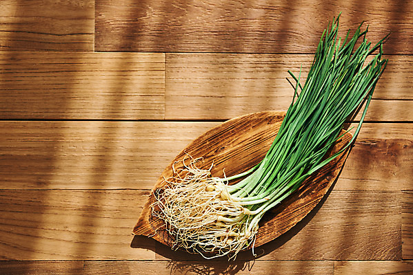 포토 JPG 스튜디오촬영 접시 채소 식재료 재료 실내 사람없음 하이앵글 신선 유기농 달래 봄나물 갈색배경 제철음식 나무배경 국내포토 식기 웰빙 음식 뷰포인트 백그라운드 내부 갈색 나물 제철 파일형식