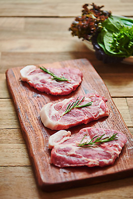 포토 JPG 스튜디오촬영 채소 식재료 재료 도마 실내 생고기 육류 돼지고기 사람없음 신선 상추 유기농 로즈메리 갈색배경 나무배경 국내포토 웰빙 백그라운드 주방용품 내부 갈색 허브 파일형식