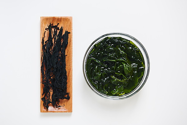 포토 JPG 스튜디오촬영 접시 채소 식재료 재료 실내 사람없음 하이앵글 신선 흰배경 유기농 미역 미역국 국내포토 식기 웰빙 뷰포인트 백그라운드 내부 흰색 해조류 국 파일형식