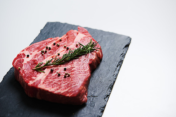 포토 JPG 스튜디오촬영 채소 식재료 재료 실내 생고기 육류 스테이크 근접촬영 사람없음 소고기 신선 흰배경 유기농 로즈메리 통후추 국내포토 웰빙 뷰포인트 백그라운드 서양음식 내부 흰색 허브 후추 파일형식