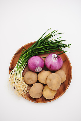 포토 JPG 스튜디오촬영 접시 채소 식재료 재료 양파 감자 실내 사람없음 하이앵글 신선 흰배경 유기농 달래 봄나물 제철음식 국내포토 식기 웰빙 음식 뷰포인트 백그라운드 내부 흰색 나물 제철 파일형식