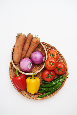 포토 JPG 스튜디오촬영 토마토 채소 식재료 재료 고추 양파 피망 실내 사람없음 하이앵글 바구니 당근 신선 흰배경 유기농 국내포토 웰빙 뷰포인트 백그라운드 뿌리채소 내부 흰색 파일형식