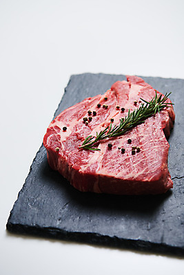 포토 JPG 스튜디오촬영 채소 식재료 재료 실내 생고기 육류 스테이크 근접촬영 사람없음 소고기 신선 흰배경 유기농 로즈메리 통후추 국내포토 웰빙 뷰포인트 백그라운드 서양음식 내부 흰색 허브 후추 파일형식