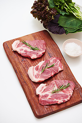 포토 JPG 스튜디오촬영 채소 식재료 재료 도마 실내 생고기 육류 돼지고기 사람없음 신선 상추 흰배경 유기농 소금 로즈메리 국내포토 웰빙 백그라운드 주방용품 내부 흰색 허브 파일형식