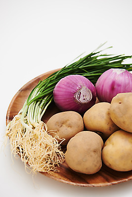포토 JPG 스튜디오촬영 접시 채소 식재료 재료 양파 감자 실내 사람없음 신선 흰배경 유기농 달래 봄나물 제철음식 국내포토 식기 웰빙 음식 백그라운드 내부 흰색 나물 제철 파일형식