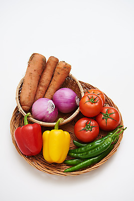 포토 JPG 스튜디오촬영 토마토 채소 식재료 재료 고추 양파 피망 실내 사람없음 바구니 당근 신선 흰배경 유기농 국내포토 웰빙 백그라운드 뿌리채소 내부 흰색 파일형식