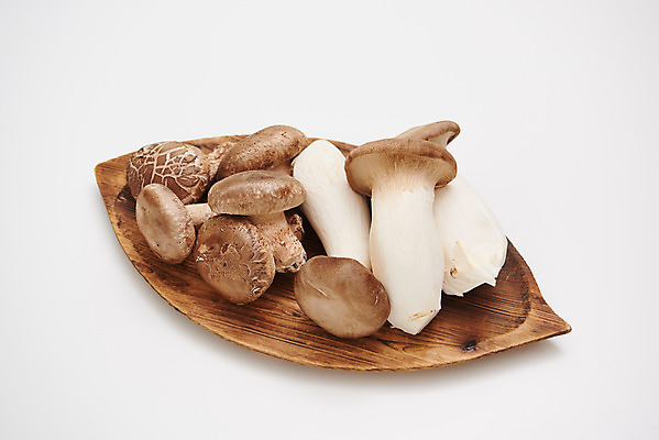 포토 JPG 스튜디오촬영 접시 채소 식재료 재료 실내 사람없음 버섯 신선 흰배경 유기농 국내포토 식기 웰빙 백그라운드 내부 흰색 파일형식