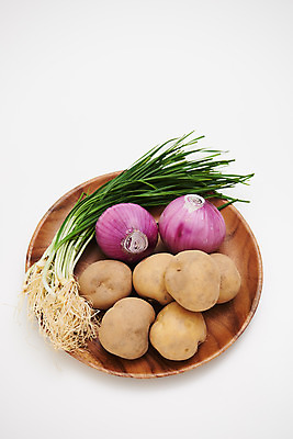 포토 JPG 스튜디오촬영 접시 채소 식재료 재료 양파 감자 실내 사람없음 신선 흰배경 유기농 달래 봄나물 제철음식 국내포토 식기 웰빙 음식 백그라운드 내부 흰색 나물 제철 파일형식