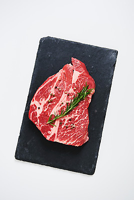 포토 JPG 스튜디오촬영 채소 식재료 재료 실내 생고기 육류 스테이크 사람없음 하이앵글 소고기 신선 흰배경 유기농 로즈메리 통후추 국내포토 웰빙 뷰포인트 백그라운드 서양음식 내부 흰색 허브 후추 파일형식