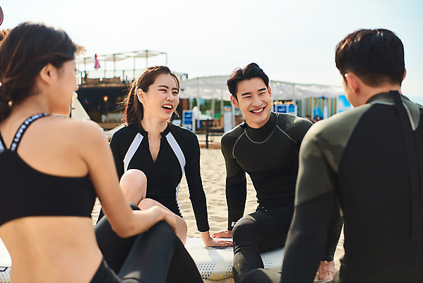 포토 JPG 주간 라이프스타일 여자 남자 수영복 스포츠 파도 바다 여행 휴가 앉기 여러명 상반신 20대 성인 취미 해변 야외 앞모습 뒷모습 여름 레포츠 친구 여름휴가 바캉스 청춘 운동 한국인 자유 서핑보드 서핑 익스트림스포츠 해수욕장 즐거움 강원도 양양군 하조대 하조대해수욕장 성인만 국내포토 자연요소 옷 계절 감정 뷰포인트 다수 컨셉 관계 모션 레저 한국 건강 사람 동양인 청년 생활 수상스포츠 보드_스포츠 양양 파일형식 여름_계절