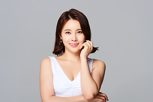 포토 JPG 스튜디오촬영 여자 회색배경 실내 한명 미소 손짓 상반신 20대 성인 앞모습 뷰티 한국인 피부 피부관리 의료성형뷰티 성인여자한명만 국내포토 1 뷰포인트 백그라운드 모션 표정 사람 동양인 청년 내부 신체부위 회색 여자한명만 성인여자만 파일형식