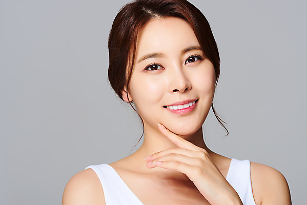 포토 JPG 스튜디오촬영 여자 회색배경 실내 한명 미소 손짓 상반신 20대 성인 앞모습 뷰티 한국인 피부 피부관리 의료성형뷰티 성인여자한명만 국내포토 1 뷰포인트 백그라운드 모션 표정 사람 동양인 청년 내부 신체부위 회색 여자한명만 성인여자만 파일형식