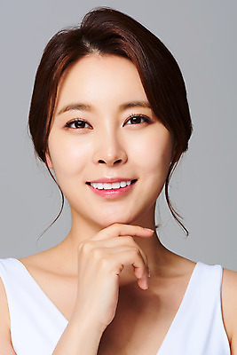 포토 JPG 스튜디오촬영 여자 회색배경 실내 한명 미소 손짓 상반신 20대 성인 앞모습 뷰티 한국인 피부 피부관리 의료성형뷰티 성인여자한명만 국내포토 1 뷰포인트 백그라운드 모션 표정 사람 동양인 청년 내부 신체부위 회색 여자한명만 성인여자만 파일형식