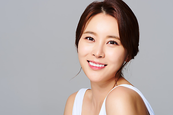 포토 JPG 스튜디오촬영 여자 회색배경 실내 한명 미소 상반신 20대 성인 옆모습 뷰티 한국인 피부 피부관리 의료성형뷰티 성인여자한명만 국내포토 1 뷰포인트 백그라운드 표정 사람 동양인 청년 내부 신체부위 회색 여자한명만 성인여자만 파일형식