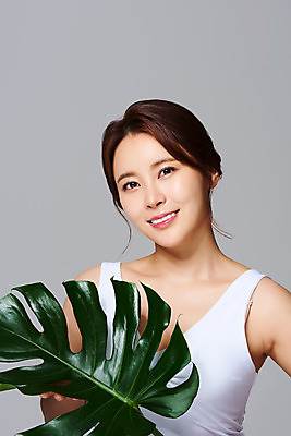 포토 JPG 스튜디오촬영 식물 여자 다이어트 회색배경 나뭇잎 실내 관리 한명 미소 들기 상반신 20대 성인 앞모습 뷰티 한국인 피부 몬스테라 의료성형뷰티 성인여자한명만 국내포토 1 뷰포인트 백그라운드 잎 모션 표정 건강 사람 동양인 청년 내부 신체부위 회색 여자한명만 성인여자만 파일형식