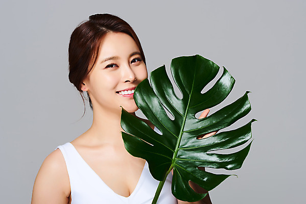 포토 JPG 스튜디오촬영 식물 여자 다이어트 회색배경 나뭇잎 실내 관리 한명 미소 들기 상반신 20대 성인 앞모습 뷰티 한국인 피부 몬스테라 의료성형뷰티 성인여자한명만 국내포토 1 뷰포인트 백그라운드 잎 모션 표정 건강 사람 동양인 청년 내부 신체부위 회색 여자한명만 성인여자만 파일형식