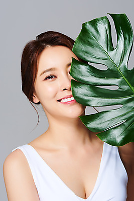 포토 JPG 스튜디오촬영 식물 여자 다이어트 회색배경 나뭇잎 실내 관리 한명 미소 들기 상반신 20대 성인 앞모습 뷰티 한국인 피부 몬스테라 의료성형뷰티 성인여자한명만 국내포토 1 뷰포인트 백그라운드 잎 모션 표정 건강 사람 동양인 청년 내부 신체부위 회색 여자한명만 성인여자만 파일형식