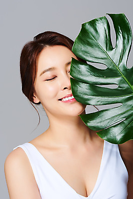 포토 JPG 스튜디오촬영 식물 여자 다이어트 회색배경 나뭇잎 실내 관리 한명 미소 들기 상반신 20대 성인 앞모습 뷰티 한국인 피부 몬스테라 의료성형뷰티 성인여자한명만 국내포토 1 뷰포인트 백그라운드 잎 모션 표정 건강 사람 동양인 청년 내부 신체부위 회색 여자한명만 성인여자만 파일형식