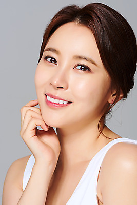 포토 JPG 스튜디오촬영 여자 회색배경 실내 한명 미소 손짓 상반신 20대 성인 앞모습 뷰티 한국인 피부 피부관리 의료성형뷰티 성인여자한명만 국내포토 1 뷰포인트 백그라운드 모션 표정 사람 동양인 청년 내부 신체부위 회색 여자한명만 성인여자만 파일형식