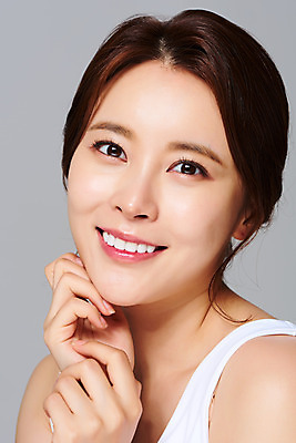 포토 JPG 스튜디오촬영 여자 회색배경 실내 한명 미소 손짓 상반신 20대 성인 앞모습 뷰티 한국인 피부 피부관리 의료성형뷰티 성인여자한명만 국내포토 1 뷰포인트 백그라운드 모션 표정 사람 동양인 청년 내부 신체부위 회색 여자한명만 성인여자만 파일형식