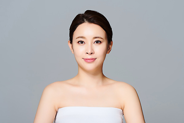 포토 JPG 스튜디오촬영 여자 회색배경 실내 한명 미소 상반신 20대 성인 앞모습 뷰티 한국인 피부 피부관리 의료성형뷰티 성인여자한명만 국내포토 1 뷰포인트 백그라운드 표정 사람 동양인 청년 내부 신체부위 회색 여자한명만 성인여자만 파일형식