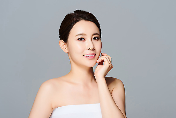 포토 JPG 스튜디오촬영 여자 회색배경 실내 한명 미소 손짓 상반신 20대 성인 앞모습 뷰티 한국인 피부 피부관리 의료성형뷰티 성인여자한명만 국내포토 1 뷰포인트 백그라운드 모션 표정 사람 동양인 청년 내부 신체부위 회색 여자한명만 성인여자만 파일형식
