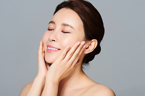 포토 JPG 스튜디오촬영 여자 회색배경 실내 한명 미소 손짓 상반신 20대 성인 옆모습 뷰티 한국인 피부 피부관리 의료성형뷰티 성인여자한명만 국내포토 1 뷰포인트 백그라운드 모션 표정 사람 동양인 청년 내부 신체부위 회색 여자한명만 성인여자만 파일형식