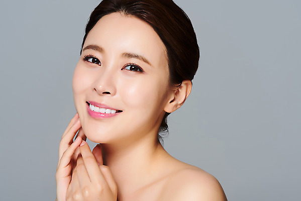 포토 JPG 스튜디오촬영 여자 얼굴 회색배경 실내 한명 미소 손짓 상반신 20대 성인 옆모습 뷰티 한국인 피부 피부관리 의료성형뷰티 성인여자한명만 국내포토 1 뷰포인트 백그라운드 모션 표정 사람 동양인 청년 내부 신체부위 회색 여자한명만 성인여자만 파일형식