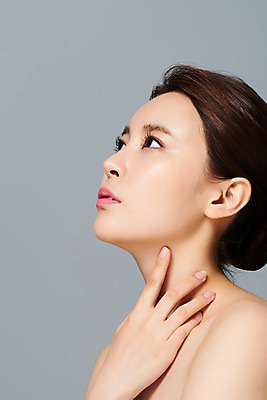 포토 JPG 스튜디오촬영 응시 여자 회색배경 실내 한명 손짓 상반신 20대 성인 옆모습 뷰티 한국인 피부 피부관리 의료성형뷰티 성인여자한명만 국내포토 1 시선 뷰포인트 백그라운드 모션 사람 동양인 청년 내부 신체부위 회색 여자한명만 성인여자만 파일형식