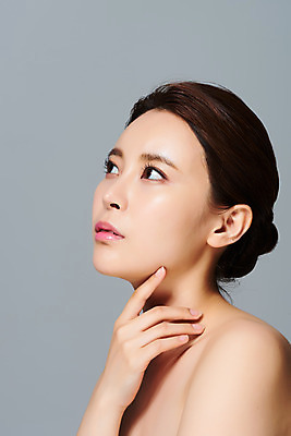 포토 JPG 스튜디오촬영 응시 여자 회색배경 실내 한명 손짓 상반신 20대 성인 옆모습 뷰티 한국인 피부 피부관리 의료성형뷰티 성인여자한명만 국내포토 1 시선 뷰포인트 백그라운드 모션 사람 동양인 청년 내부 신체부위 회색 여자한명만 성인여자만 파일형식