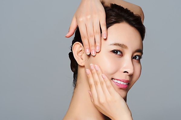 포토 JPG 스튜디오촬영 여자 얼굴 회색배경 실내 한명 미소 손짓 상반신 20대 성인 옆모습 뷰티 한국인 피부 피부관리 의료성형뷰티 성인여자한명만 국내포토 1 뷰포인트 백그라운드 모션 표정 사람 동양인 청년 내부 신체부위 회색 여자한명만 성인여자만 파일형식