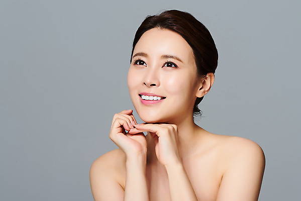 포토 JPG 스튜디오촬영 응시 여자 회색배경 실내 한명 미소 손짓 상반신 20대 성인 앞모습 뷰티 한국인 피부 피부관리 의료성형뷰티 성인여자한명만 국내포토 1 시선 뷰포인트 백그라운드 모션 표정 사람 동양인 청년 내부 신체부위 회색 여자한명만 성인여자만 파일형식