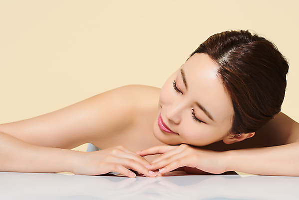 포토 JPG 스튜디오촬영 여자 엎드리기 실내 한명 미소 상반신 20대 성인 앞모습 뷰티 한국인 피부 피부관리 노란배경 의료성형뷰티 성인여자한명만 국내포토 1 뷰포인트 백그라운드 모션 표정 사람 동양인 청년 내부 신체부위 노란색 여자한명만 성인여자만 파일형식