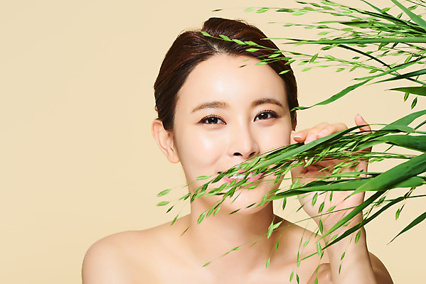 포토 JPG 스튜디오촬영 식물 여자 실내 관리 한명 미소 상반신 20대 성인 앞모습 뷰티 한국인 피부 노란배경 의료성형뷰티 성인여자한명만 보리사초 국내포토 1 뷰포인트 백그라운드 표정 사람 동양인 청년 내부 신체부위 노란색 여자한명만 성인여자만 파일형식