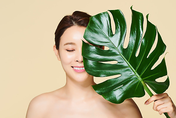 포토 JPG 스튜디오촬영 식물 여자 나뭇잎 실내 관리 한명 미소 들기 상반신 20대 성인 앞모습 뷰티 눈감음 한국인 피부 노란배경 몬스테라 의료성형뷰티 성인여자한명만 국내포토 1 뷰포인트 백그라운드 잎 모션 표정 사람 동양인 청년 내부 신체부위 노란색 여자한명만 성인여자만 파일형식