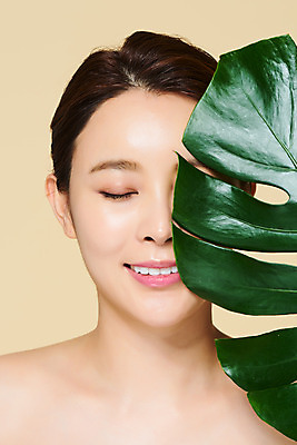 포토 JPG 스튜디오촬영 식물 여자 나뭇잎 실내 관리 한명 미소 들기 상반신 20대 성인 앞모습 뷰티 눈감음 한국인 피부 노란배경 몬스테라 의료성형뷰티 성인여자한명만 국내포토 1 뷰포인트 백그라운드 잎 모션 표정 사람 동양인 청년 내부 신체부위 노란색 여자한명만 성인여자만 파일형식