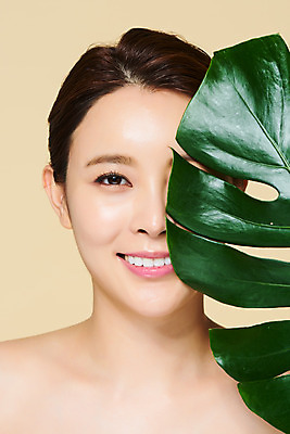 포토 JPG 스튜디오촬영 식물 여자 나뭇잎 실내 관리 한명 미소 들기 상반신 20대 성인 앞모습 뷰티 한국인 피부 노란배경 몬스테라 의료성형뷰티 성인여자한명만 국내포토 1 뷰포인트 백그라운드 잎 모션 표정 사람 동양인 청년 내부 신체부위 노란색 여자한명만 성인여자만 파일형식