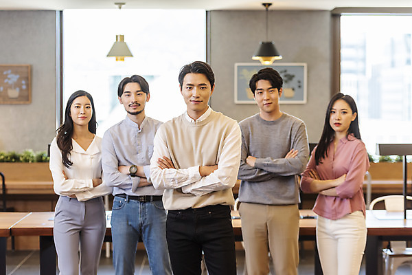 포토 JPG 여자 남자 비즈니스 실내 서기 미소 여러명 상반신 20대 성인 앞모습 30대 청춘 팔짱 한국인 업무 비즈니스맨 비즈니스우먼 자신감 리더 성인만 팀장 국내포토 감정 뷰포인트 다수 컨셉 모션 표정 사람 동양인 청년 내부 장년 작업 직장인 파일형식