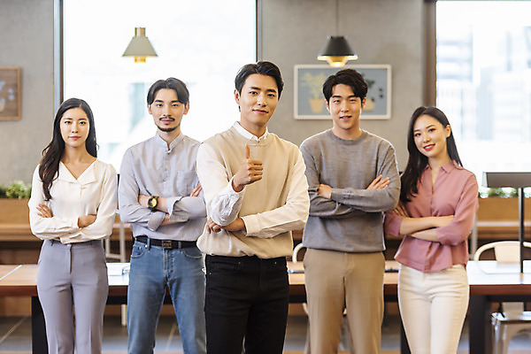 포토 JPG 여자 남자 비즈니스 실내 서기 미소 여러명 상반신 20대 성인 앞모습 30대 청춘 팔짱 한국인 최고 업무 비즈니스맨 비즈니스우먼 자신감 리더 성인만 팀장 국내포토 감정 뷰포인트 다수 컨셉 모션 표정 사람 동양인 청년 내부 장년 작업 직장인 파일형식