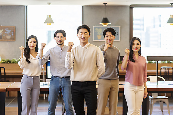 포토 JPG 여자 남자 비즈니스 실내 서기 미소 여러명 상반신 20대 성인 앞모습 30대 청춘 파이팅 주먹 한국인 업무 비즈니스맨 비즈니스우먼 자신감 리더 성인만 팀장 국내포토 감정 뷰포인트 다수 컨셉 모션 표정 사람 동양인 청년 내부 장년 작업 직장인 파일형식