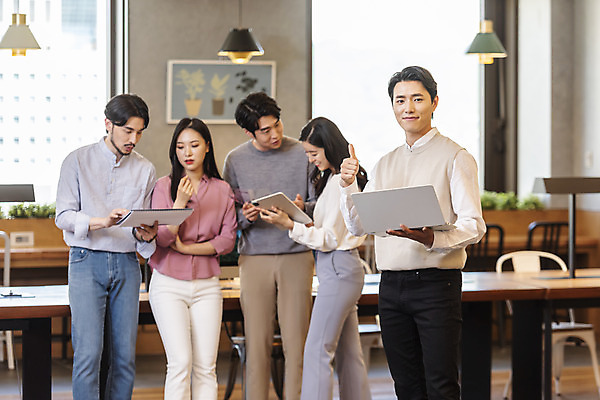 포토 JPG 여자 남자 비즈니스 협력 실내 서기 들기 여러명 상반신 20대 성인 앞모습 30대 노트북 청춘 한국인 엄지손가락 최고 업무 비즈니스맨 비즈니스우먼 자신감 리더 성인만 팀장 국내포토 감정 뷰포인트 다수 컨셉 손가락 모션 사람 동양인 청년 내부 장년 전자제품 작업 직장인 파일형식