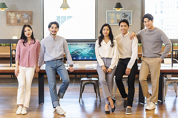 포토 JPG 전신 여자 남자 비즈니스 실내 서기 앉기 여러명 상반신 20대 성인 앞모습 30대 컴퓨터 청춘 기댐 한국인 업무 비즈니스맨 비즈니스우먼 자신감 성인만 국내포토 감정 뷰포인트 다수 컨셉 모션 사람 동양인 청년 내부 장년 전자제품 작업 직장인 파일형식