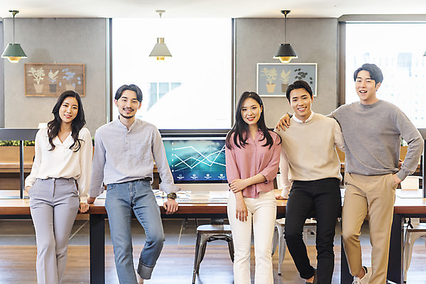 포토 JPG 여자 남자 비즈니스 어깨동무 실내 서기 미소 앉기 여러명 상반신 20대 성인 앞모습 30대 컴퓨터 청춘 기댐 한국인 업무 비즈니스맨 비즈니스우먼 자신감 성인만 국내포토 감정 뷰포인트 포즈 다수 컨셉 모션 표정 사람 동양인 청년 내부 장년 전자제품 작업 직장인 파일형식